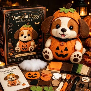 Peut inclure: Un kit de patchwork Pumpkin Puppy comprenant une peluche chiot en feutrine portant un costume de citrouille, une boîte avec le texte Pumpkin Puppy, un guide d'instructions, du rembourrage blanc, des carrés de feutrine, du fil et des perles.