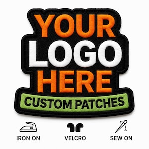 Op de afbeelding: Een op maat gemaakte geborduurde patch met een zwarte achtergrond met de oranje tekst YOUR en de witte tekst LOGO HERE. Daaronder staat een groen lint met de tekst CUSTOM PATCHES. Iconen tonen de opties voor opstrijken, klittenband en naaien.