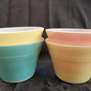 Vasitos/Ramequines Pyrex para flan en tonos aguamarina, limón y rosa. Tonos pastel. 4 unidades disponibles, en perfecto estado, c. 1950.