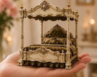 Puede incluir: Una cama con dosel en miniatura con un marco ornamentado en crema y oro con tallas intrincadas. La cama está vestida con ropa de cama de color verde oliva oscuro, con un cabecero capitoné, almohadas a juego y una base con volantes.