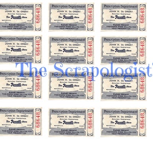 K&ouml;nnte beinhalten: Ein Satz von 12 Vintage-Rezept-Schecks aus der Apothekenabteilung von Rexall Store. Jeder Scheck ist auf wei&szlig;em Papier mit blauem und rotem Text gedruckt. Die Schecks enthalten den Namen des Ladens, die Adresse und eine Nachricht, in der die Kunden gebeten werden, den Scheck vorzulegen, wenn sie ihre Rezepte abholen.