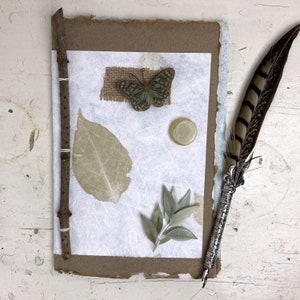 Journal d'art botanique avec couverture en papier faite main, variété de pages techniques mixtes, reliure cousue à la main avec bâton inséré