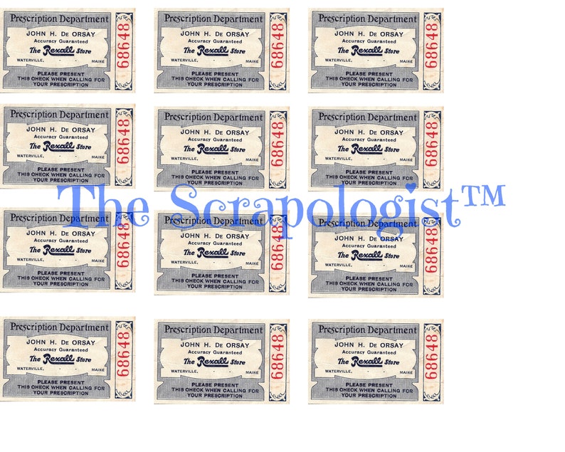 K&ouml;nnte beinhalten: Ein Satz von 12 Vintage-Rezept-Schecks aus der Apothekenabteilung von Rexall Store. Jeder Scheck ist auf wei&szlig;em Papier mit blauem und rotem Text gedruckt. Die Schecks enthalten den Namen des Ladens, die Adresse und eine Nachricht, in der die Kunden gebeten werden, den Scheck vorzulegen, wenn sie ihre Rezepte abholen.