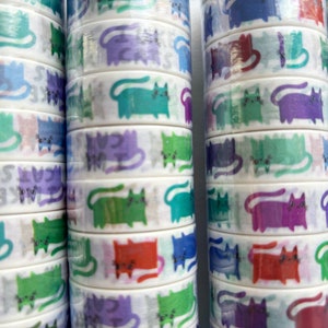 Peut inclure: Rouleaux de ruban adh&eacute;sif washi avec un motif r&eacute;p&eacute;titif de chats color&eacute;s. Les chats sont dessin&eacute;s dans un style cartoon avec diff&eacute;rentes couleurs et expressions.