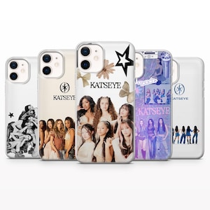 Op de afbeelding: Vijf doorzichtige smartphonehoesjes met verschillende ontwerpen van de groep KATSEYE. De ontwerpen bevatten zwart-witfotografie, het KATSEYE-logo, een collage van groepsleden en een paarse grafische print met de tekst Touch.