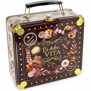 Pode incluir: Uma lancheira retangular de metal com fundo castanho escuro apresentando ilustrações de vários chocolates, biscoitos e morangos. O texto "La dolce VITA" está impresso em dourado no centro, com cantos de metal dourado e uma alça preta.