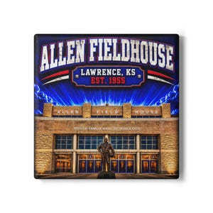 Könnte beinhalten: Ein quadratischer Wandkunstdruck des Allen Fieldhouse in Lawrence, KS, gegründet 1955. Das Bild zeigt eine steinerne Gebäudefassade mit einer zentralen Bronzestatue, darüber der weiße Schriftzug Allen Fieldhouse vor einem blauen Himmel.