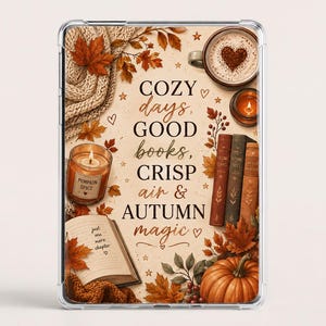 Peut inclure: Une coque de tablette transparente avec une illustration sur le thème de l'automne, incluant une écharpe en tricot, une tasse de café avec de la mousse en forme de cœur, une citrouille, trois livres et une bougie Pumpkin Spice. Texte : COZY days, GOOD books, CRISP air & AUTUMN magic.