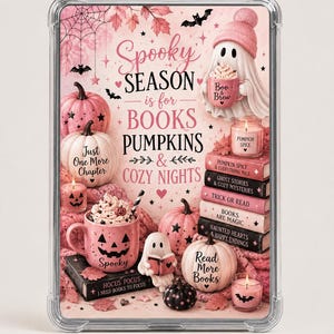 Puede incluir: Una funda de teléfono rectangular transparente con una ilustración de Halloween en tonos rosa y el texto Spooky Season is for Books, Pumpkins & Cozy Nights. Incluye fantasmas, calabazas, libros apilados, tazas y velas.