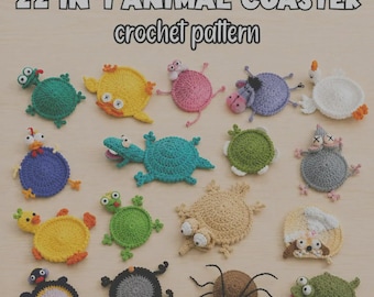 Könnte beinhalten: Eine Sammlung von 17 gehäkelten Tier-Untersetzern mit verschiedenen Kreaturen wie Fröschen, Enten und Spinnen in vielen Farben. Der Text 22 IN 1 ANIMAL COASTER crochet pattern steht oben im Bild in einer fetten, dunklen Schrift.