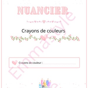 以下が含まれることがあります： 白い背景とピンクの縁取りを持つ長方形の文書で、Mon NUANCIER Crayons de couleursおよびCrayons de couleurというテキストが記載されています。デザインには花のつる、小さなハート、そしてグラスに入った色鉛筆のイラストが含まれています。