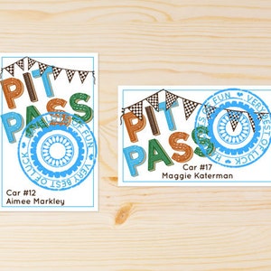 Puede incluir: Dos tarjetas blancas con bordes azules, cada una con un diseño colorido de "Pit Pass" con un borde de bandera a cuadros azul y blanco. La tarjeta superior tiene el texto "Car #12 Aimee Markley" y la tarjeta inferior tiene el texto "Car #17 Maggie Katerman".