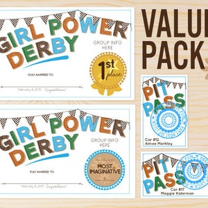 Puede incluir: Dos certificados de Girl Power Derby con banderas y texto coloridos. El primer certificado es para el 1er lugar y el segundo certificado es para el más imaginativo. Dos tarjetas de pit pass azules y blancas con el texto "Pit Pass" y los números de los coches.