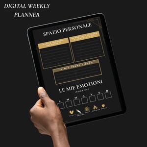 Può includere: Un'agenda settimanale digitale visualizzata sullo schermo di un tablet con sfondo nero e dettagli dorati. L'interfaccia presenta sezioni etichettate come Spazio Personale, Date e Incontri Importanti, Numeri di Telefono e Contatti Utili, Il Mio Tempo Libero e Le Mie Emozioni con icone per il monitoraggio dell'umore.