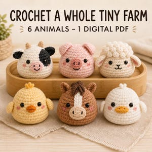 Puede incluir: Seis pequeñas figuras de animales de ganchillo que incluyen una vaca, un cerdo, una oveja, un pollito, un caballo y un pato. El texto CROCHET A WHOLE TINY FARM 6 ANIMALS - 1 DIGITAL PDF aparece arriba. Cada animal tiene ojos negros.