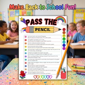 Può includere: Un foglio di gioco intitolato PASS THE PENCIL con una grafica a matita gialla, un arcobaleno e dodici istruzioni numerate per un'attività di ritorno a scuola. Il foglio presenta icone smiley colorate, libri e un portamatite.