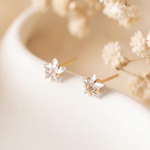 Pendientes de estrella delicados de oro S925 / Pendientes pequeños con forma de estrella de 5 mm / Regalo celestial para damas de honor / Lindos pendientes de cristal con forma de estrella para el segundo agujero