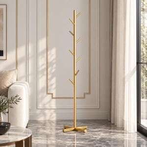 Peut inclure: Un porte-manteau sur pied de grande taille avec une finition dorée métallique. La structure se compose d'un mât vertical central soutenu par une base en croix, doté de multiples crochets inclinés pour suspendre divers objets.