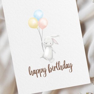Tarjeta de cumpleaños imprimible con un adorable conejito flotante / Conejo en acuarela con globos ¡Feliz cumpleaños! / Descarga instantánea