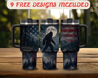 Op de afbeelding: Drie roestvrijstalen bekers met handvatten en rietjes, voorzien van een afbeelding van Bigfoot die door een bos loopt onder een volle maan tegen een achtergrond van de Amerikaanse vlag. De tekst "LAND OF THE FREE" is zichtbaar. Een banner vermeldt "9 FREE DESIGNS INCLUDED".