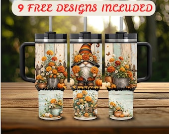 Op de afbeelding: Een roestvrijstalen beker met handvat en rietje, voorzien van een kabouter met een gestreepte muts, omringd door oranje afrikaantjes, pompoenen en een houten hek. De tekst 9 FREE DESIGNS INCLUDED staat bovenaan de afbeelding.
