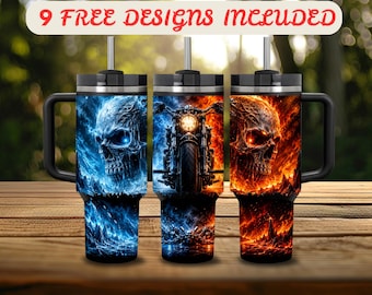 Op de afbeelding: Drie roestvrijstalen bekers met handvatten en rietjes, elk met een grafische print. Links een blauwe schedel, in het midden een motorfiets en rechts een rode schedel. De tekst 9 FREE DESIGNS INCLUDED staat bovenaan de afbeelding.