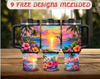 Op de afbeelding: Drie roestvrijstalen bekers met handvatten en deksels, voorzien van een tropische zonsondergang met palmbomen, kleurrijke hibiscusbloemen en een springende dolfijn. De tekst 9 FREE DESIGNS INCLUDED staat bovenaan de afbeelding.