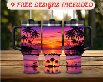 Op de afbeelding: Drie roestvrijstalen bekers met handvatten en rietjes, voorzien van een levendige zonsondergangscène met silhouetten van palmbomen boven het water. De tekst 9 FREE DESIGNS INCLUDED staat bovenaan. Het ontwerp toont paarse, oranje en gele tinten.