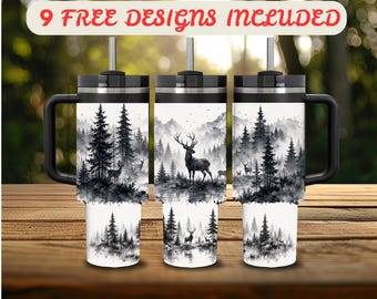 Op de afbeelding: Drie roestvrijstalen bekers met zwarte deksels, handvatten en rietjes. De bekers zijn voorzien van een zwart-wit aquarelachtig boslandschap met herten en bergen. De tekst 9 FREE DESIGNS INCLUDED staat bovenaan weergegeven.