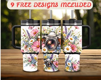 Op de afbeelding: Drie roestvrijstalen bekers met handvatten, zwarte deksels en rietjes. Het ontwerp toont een vintage camera omringd door kleurrijke wilde bloemen, madeliefjes en vlinders op een witte achtergrond. De tekst bovenaan luidt 9 FREE DESIGNS INCLUDED.