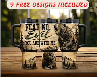Op de afbeelding: Een roestvrijstalen beker met handvat en rietje, voorzien van een beige en zwarte afbeelding van een brullende beer, dennenbomen en bergen. De tekst luidt FEAR NO EVIL FOR YOU ARE WITH ME PSALM 23:4. De bovenste banner vermeldt 9 FREE DESIGNS INCLUDED.