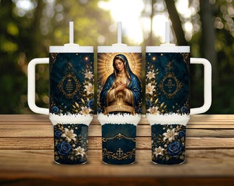 Könnte beinhalten: Ein weißer Becher mit Henkel und Strohhalm mit religiösem Motiv. In der Mitte ist eine Figur in blau-goldener Robe mit dem Text 'TOTUS TUUS MARIA' abgebildet. Die Seitenteile zeigen weiße Lilien, blaue Rosen sowie den Text 'AVE MARIA GRATIA PLENA' und 'FIAT VOLUNTAS TUA'.