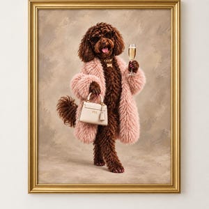 Puede incluir: Un retrato enmarcado de un perro marrón de pelo rizado con un abrigo de piel sintética rosa, un collar de cadena dorada y gafas de sol oscuras. El perro sostiene una copa de champán y lleva un bolso beige con las letras SYL impresas al frente.