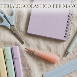 May include: A set of school supplies including light blue scissors, a lavender spiral notebook, a light green pen, a peach-colored pencil with a textured grip, four pastel highlighters, and a light blue ruler. The text reads MATERIALE SCOLASTICO PER MANCINI.