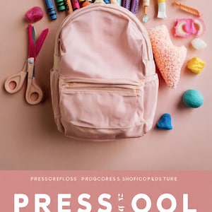 Può includere: Uno zaino rosa chiaro circondato da vari articoli per l'arte, tra cui pastelli colorati, forbici rosa e materiali artigianali testurizzati. Il testo in basso recita PRESSOOL CHECKLIST USA A 5 Smhol Back 5 Inrotoa Guide.