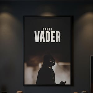 Op de afbeelding: Een ingelijste wandposter met een donker, silhouetachtig portret van Darth Vader. De tekst 'DARTH VADER' is in grote, vette, witte hoofdletters in het midden bovenaan de poster gedrukt tegen een donkere, sfeervolle achtergrond.