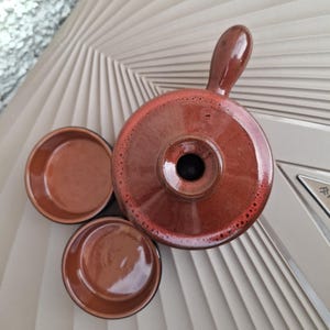 Vintage Ceramic Microwave Cooking Pot with Two Matching Ramekins / Bowls – Glossy Speckled Red Glaze