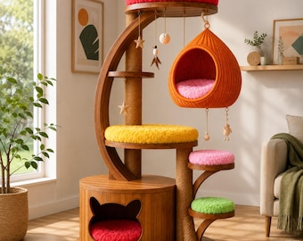 Moderne houten krabpaal met rieten ombouw, sisal krabpalen en voerstation.