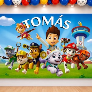 Puede incluir: Un telón de fondo rectangular con los personajes de Paw Patrol y Ryder en un campo de hierba con un cielo azul y una torre de vigilancia. El nombre TOMÁS está impreso en letras blancas grandes en la parte superior central. Incluye globos.
