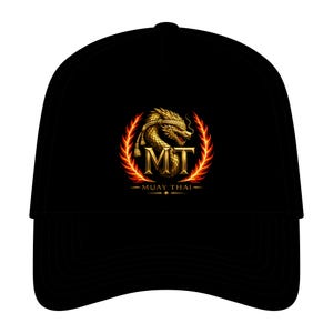 Puede incluir: Una gorra de béisbol negra con un gráfico central de una cabeza de dragón dorada sobre las letras MT, rodeada por una corona de fuego naranja y roja. Debajo de la corona, el texto MUAY THAI está impreso en oro en el panel frontal.