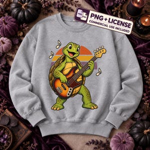 Op de afbeelding: Een lichtgrijs sweatshirt met ronde hals en een afbeelding van een groene schildpad die op een sunburst elektrische basgitaar speelt. De schildpad staat voor een cirkelvormig oranje en geel zonsondergangontwerp met zwevende muzieknoten.