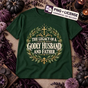 Puede incluir: Una camiseta verde oscuro con un gráfico central de una corona de laurel dorada que rodea una cruz y el texto "THE LEGACY OF A GODLY HUSBAND AND FATHER". El diseño incluye una pequeña etiqueta rectangular que dice "PNG + LICENSE".