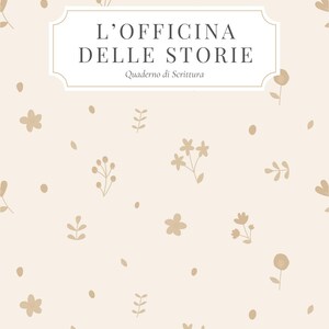 Può includere: Una copertina di quaderno color beige chiaro con un motivo ripetuto di piccole illustrazioni di fiori e foglie color sabbia. Al centro, un'etichetta rettangolare bianca riporta il testo L'OFFICINA DELLE STORIE e Quaderno di Scrittura.