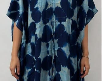 Abito caftano in seta tinto a mano con tecnica tie-dye, silhouette fluida blu in stile boho.