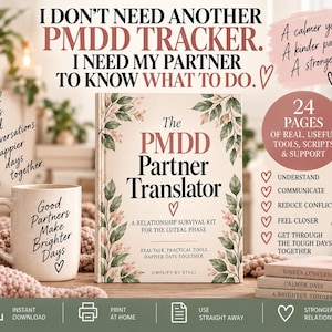 Może przedstawiać: Książka zatytułowana The PMDD Partner Translator z kwiatową obwódką, obok nakrapianego kubka z napisem Good Partners Make Brighter Days. Obraz zawiera tekst o 24-stronicowym zestawie przetrwania w związku na fazę lutealną.