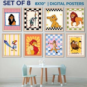 Puede incluir: Un conjunto de 8 pósteres digitales de 8x10 pulgadas con personajes animados de El Rey León. Cada impresión enmarcada muestra una escena única con personajes como Simba, Scar, Timon, Pumbaa, Zazu, Rafiki y Nala sobre fondos coloridos.