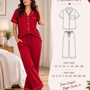 Puede incluir: Un conjunto de pijama rojo que incluye una camisa de manga corta con botones, cuello y ribetes blancos, junto con pantalones largos a juego con cintura de cordón. El gráfico muestra un boceto técnico, tallas y el texto PAJAMA SET.
