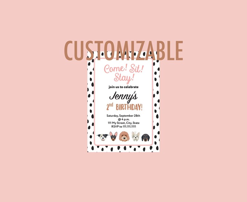 Pu&ograve; includere: Un invito personalizzabile per una festa di compleanno con uno sfondo a pois bianco e nero. L'invito presenta un design a tema cani con il testo "Come! Sit! Stay!" e "Jenny's 2nd Birthday!" L'invito include anche la data, l'ora e il luogo della festa.
