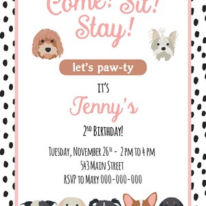 Pu&ograve; includere: Un invito rosa e bianco con pois neri. L'invito dice "Come! Sit! Stay! Let's paw-ty. It's Jenny's 2nd Birthday!" L'invito include anche la data, l'ora e il luogo della festa. Ci sono illustrazioni di cani sull'invito.