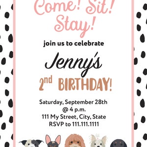 Pu&ograve; includere: Un invito rosa e bianco con pois neri. L'invito &egrave; per il 2&deg; compleanno di Jenny. Il testo recita "Vieni! Siediti! Resta!" e "Unisciti a noi per festeggiare il 2&deg; COMPLEANNO di Jenny!" L'invito include la data, l'ora e il luogo della festa. Ci sono cinque illustrazioni di cani nella parte inferiore dell'invito.